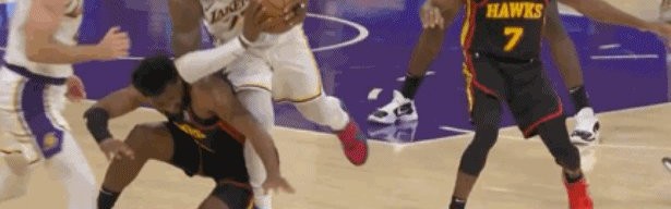 开云官网-卫冕冠军迎噩耗！詹姆斯脚踝高位扭伤将无限期休战