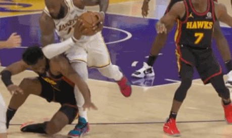 开云官网-卫冕冠军迎噩耗！詹姆斯脚踝高位扭伤将无限期休战