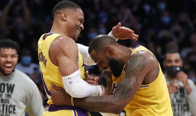 开云入口-詹姆斯兑现兑现承诺，韦少用扣篮和“拖地”点燃激情