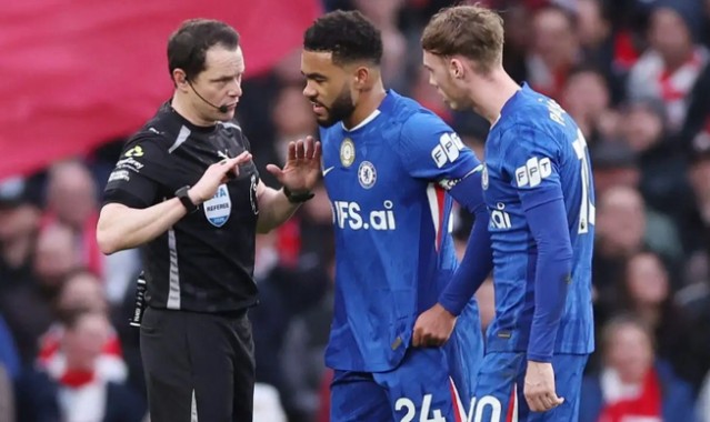 开云网页版-内维尔质疑VAR解释，克拉滕伯格怒批：切尔西被剥夺明显点球|阿森纳|马克-克拉滕伯格|加里-内维尔|里斯·詹姆斯|德克兰-赖斯_新浪体育_新浪新闻