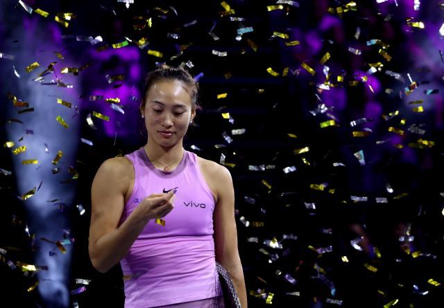 1731220468382008722.jpg (体育)(1)网球——WTA年终总决赛:郑钦文获得亚军XxjpseC007008_20241110_PEPFN0A001.jpg